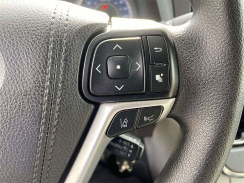 Used 2018 Toyota Sienna LE image 32