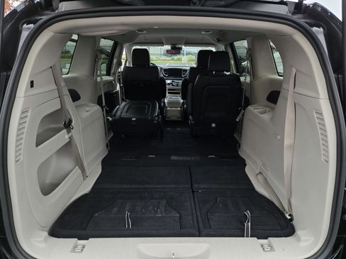 Used 2024 Chrysler Pacifica Touring-L image 25