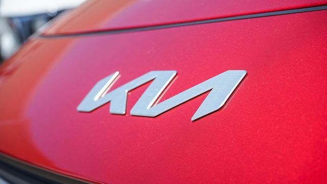 Certified 2025 Kia Niro EX FWD image 6