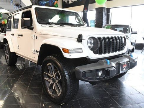 Used 2024 Jeep Wrangler Unlimited w/ Convenience Group AWD/4WD image 3