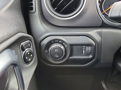 Used 2023 Jeep Gladiator Sport AWD/4WD image 13