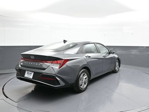 Certified 2025 Hyundai Elantra SE FWD image 6