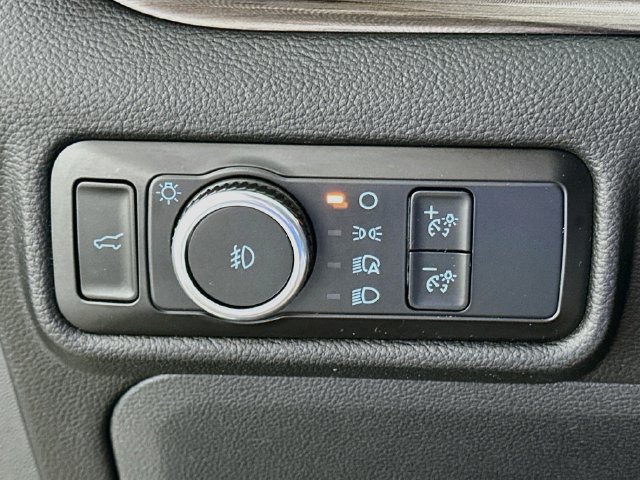 Used 2024 Ford Explorer Limited w/ Limited Technology Package RWD image 23