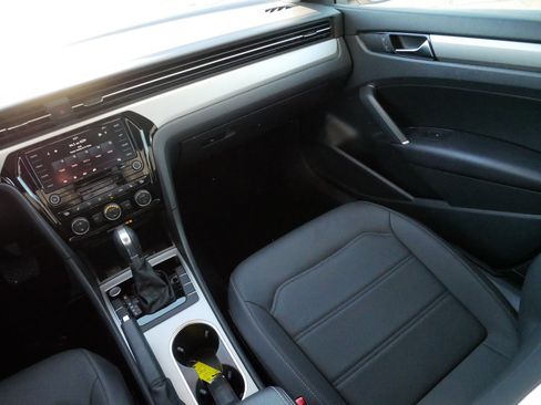 Used 2020 Volkswagen Passat 2.0T SE w/ Sunroof Package image 11