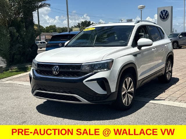 Certified 2023 Volkswagen Taos SE w/ Panoramic Sunroof Package FWD image 3