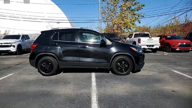 Used 2017 Chevrolet Trax LT w/ LT Convenience Package FWD image 3