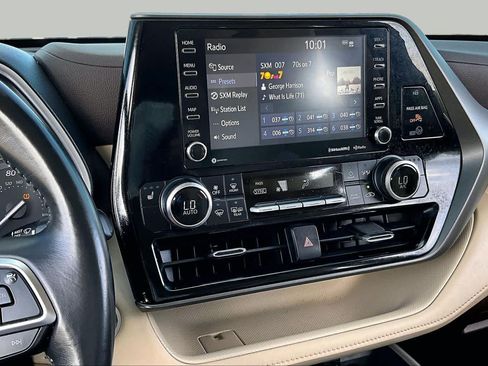 Used 2021 Toyota Highlander XLE FWD image 6