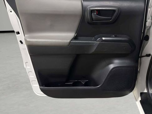 Used 2020 Toyota Tacoma SR5 AWD/4WD image 17