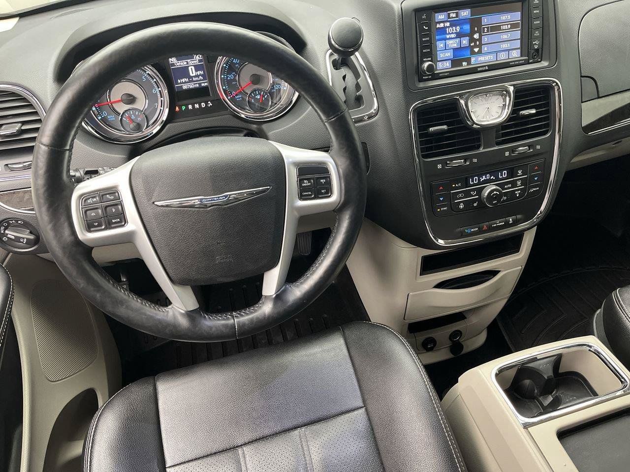 Used 2015 Chrysler Town & Country Touring-L w/ Driver Convenience Group FWD image 13