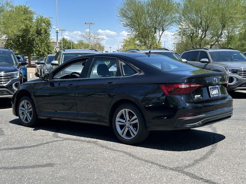 Used 2024 Volkswagen Jetta SE FWD image 3