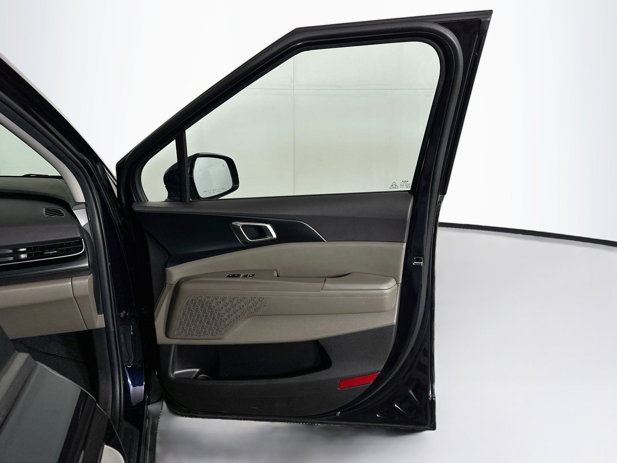 Used 2025 Kia Carnival FWD image 32