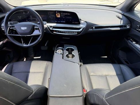 Used 2025 Cadillac Lyriq Luxury AWD/4WD image 16