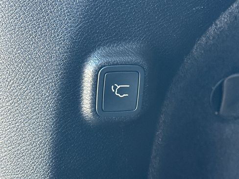 Used 2019 Jeep Cherokee Overland w/ Technology Group image 19