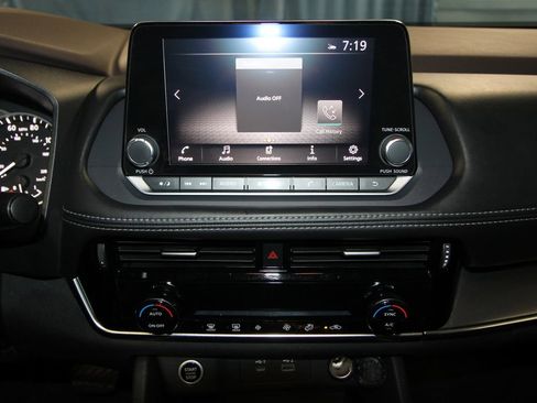 Used 2022 Nissan Rogue SV image 17