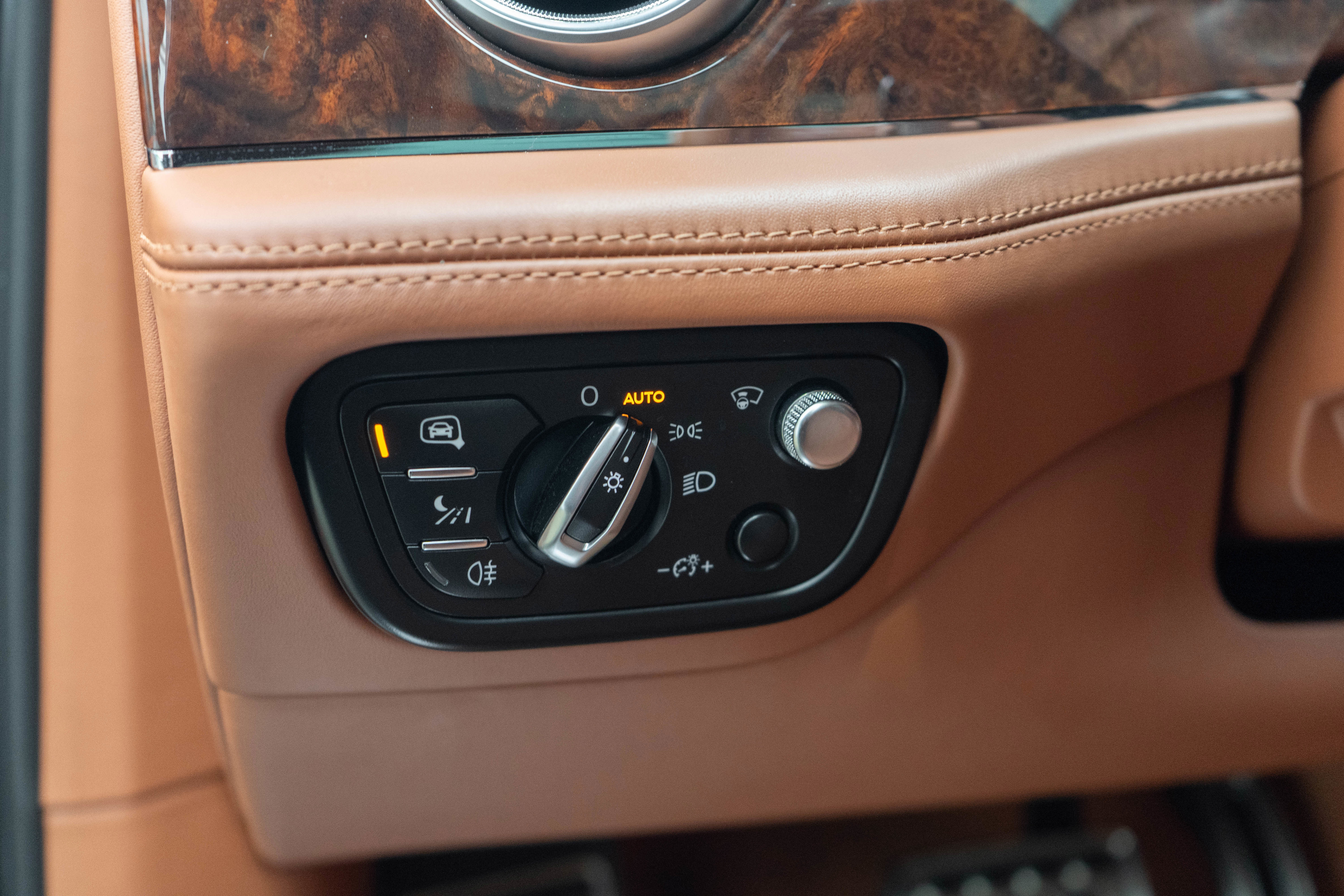 Used 2017 Bentley Bentayga AWD/4WD image 16