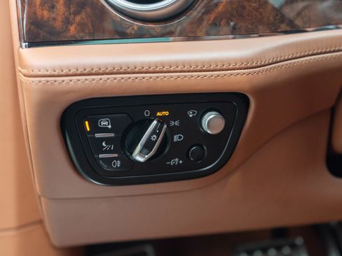 Used 2017 Bentley Bentayga image 16