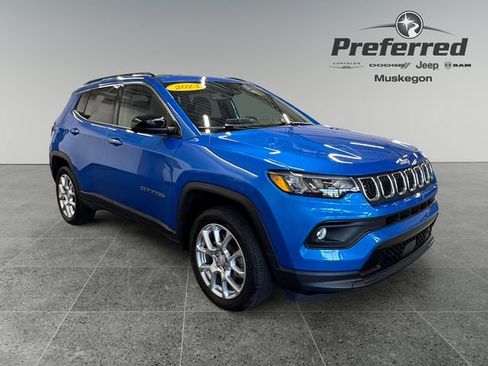Used 2023 Jeep Compass Latitude AWD/4WD image 1