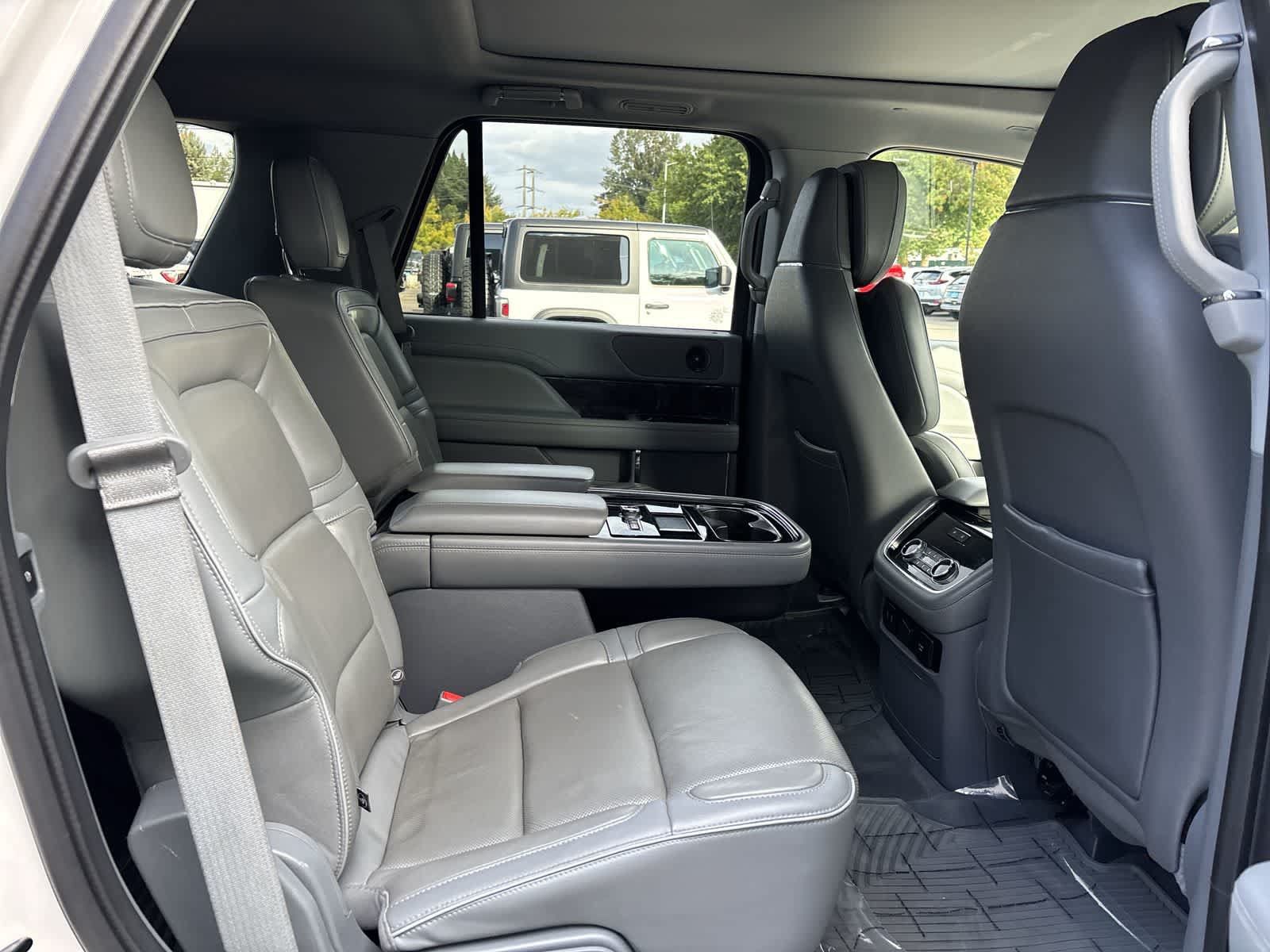 Used 2018 Lincoln Navigator Reserve w/ Technology Package AWD/4WD image 8