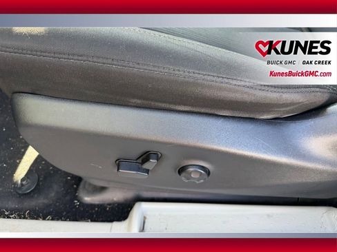 Used 2023 Chrysler Voyager LX FWD image 10