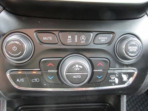 Used 2020 Jeep Cherokee Latitude Plus AWD/4WD image 14