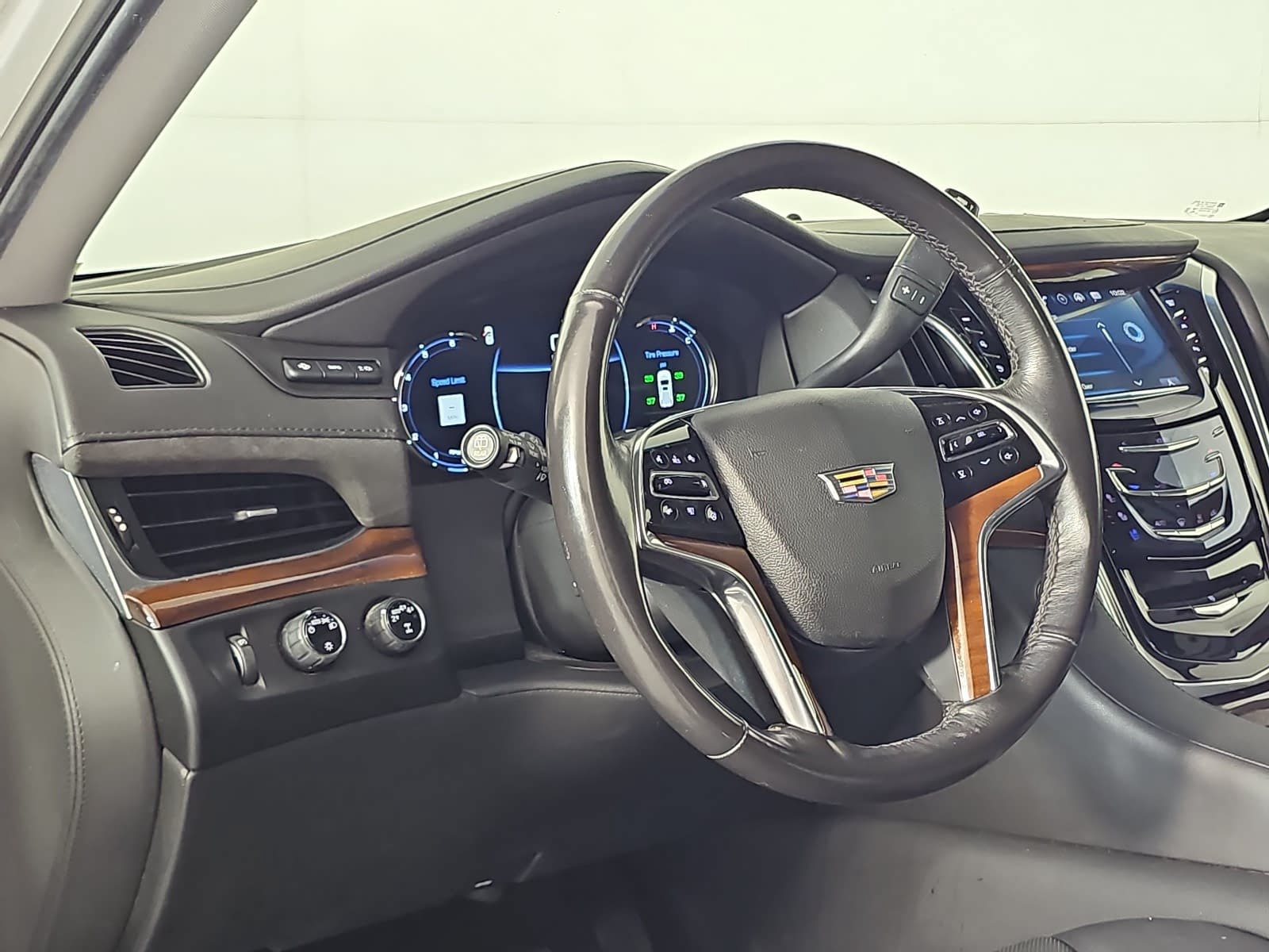 Used 2019 Cadillac Escalade Luxury AWD/4WD image 16