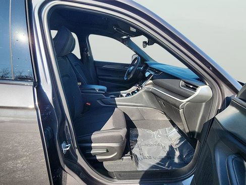 Used 2025 Jeep Grand Cherokee L Laredo image 17