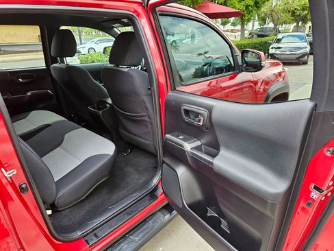 Used 2020 Toyota Tacoma TRD Off-Road w/ Technology Package RWD image 23