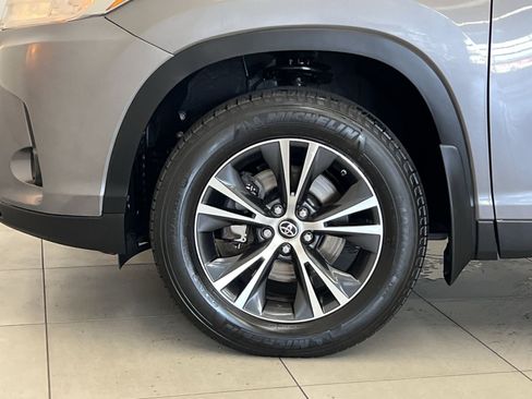 Used 2019 Toyota Highlander Plus AWD/4WD image 11
