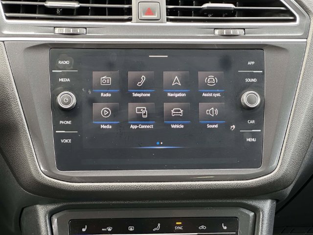 Used 2024 Volkswagen Tiguan SE AWD/4WD image 18