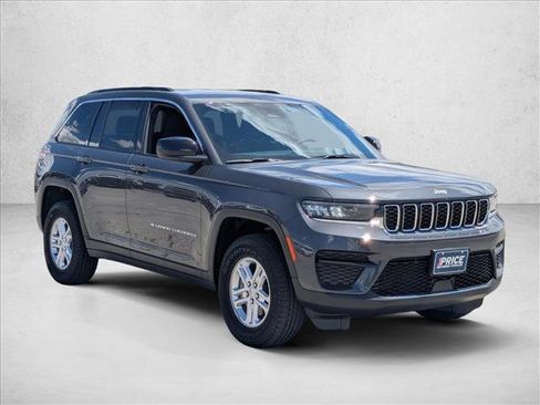 Used 2025 Jeep Grand Cherokee Laredo AWD/4WD image 3