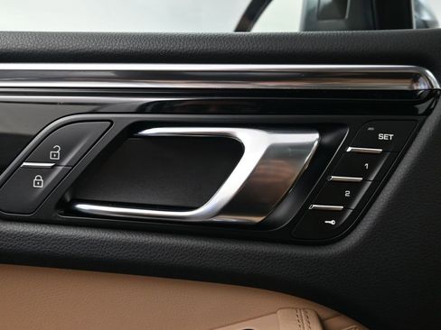 Used 2026 Porsche Macan image 18