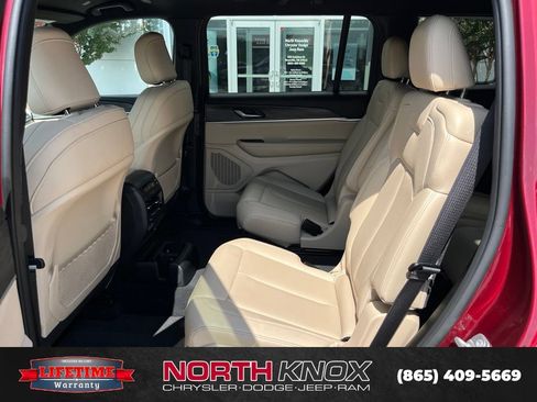 Used 2024 Jeep Grand Cherokee L Limited w/ Black Appearance Package AWD/4WD image 12