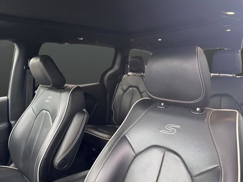 Used 2025 Chrysler Pacifica Limited image 10