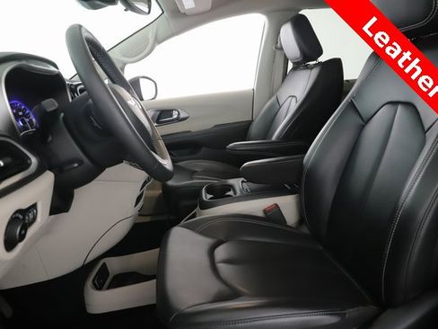 Used 2023 Chrysler Pacifica Touring-L image 16