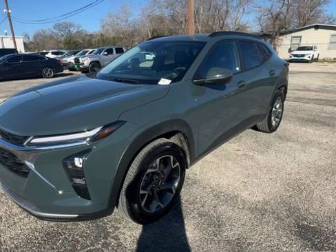 Certified 2025 Chevrolet Trax LT image 4