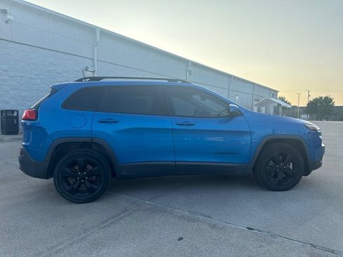 Used 2018 Jeep Cherokee Latitude w/ Altitude Package FWD image 6