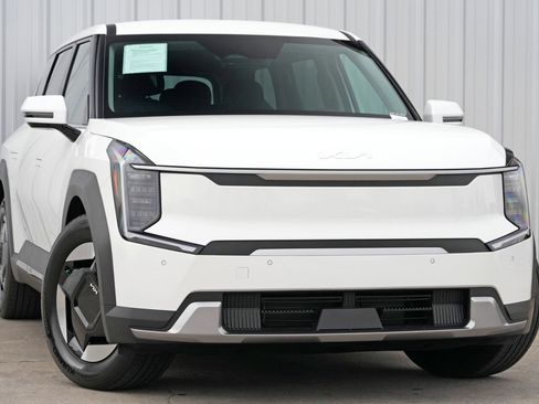 Used 2024 Kia EV9 Light image 2