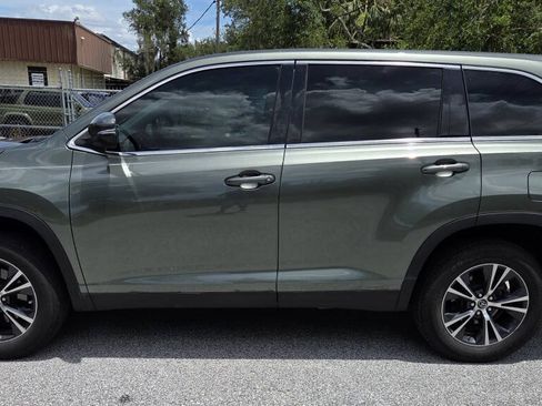 Used 2019 Toyota Highlander LE FWD image 2