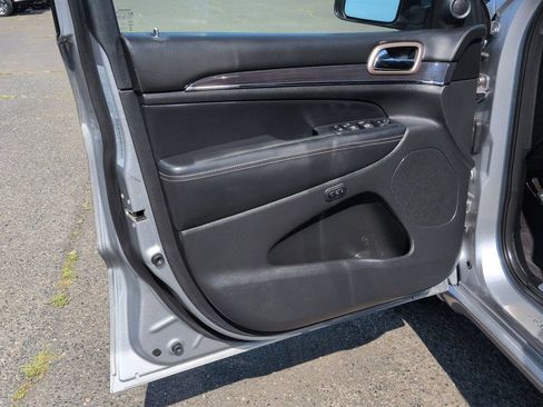 Used 2016 Jeep Grand Cherokee Overland AWD/4WD image 9