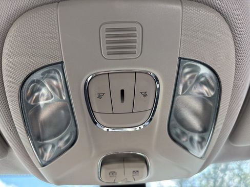 Used 2019 Jeep Compass Latitude FWD image 18