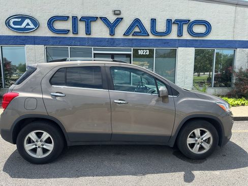 Used 2020 Chevrolet Trax LT w/ Driver Confidence Package FWD image 3