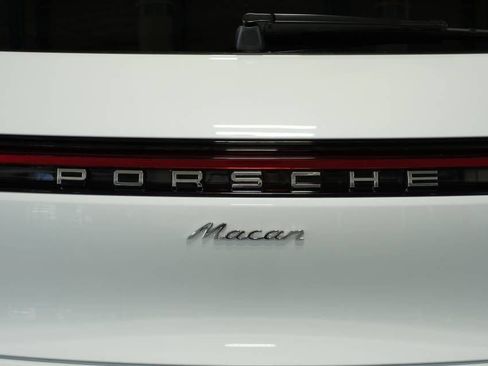 Certified 2025 Porsche Macan AWD/4WD image 37
