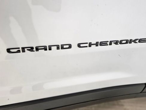 Used 2023 Jeep Grand Cherokee Altitude AWD/4WD image 16