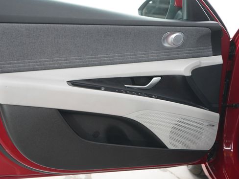 Used 2023 Hyundai Elantra Limited FWD image 17