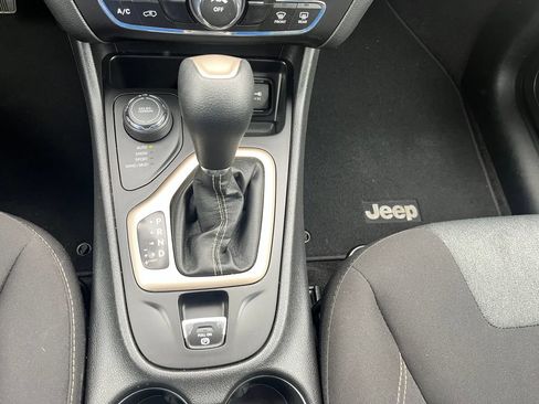 Used 2018 Jeep Cherokee Latitude w/ Safety Group AWD/4WD image 13