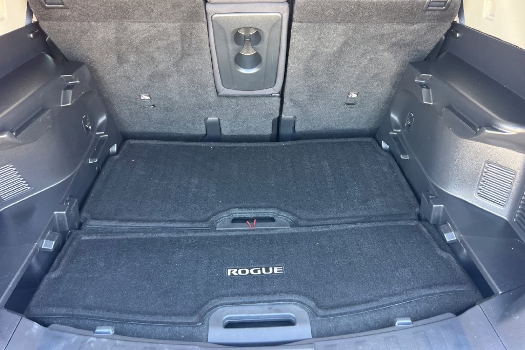 Used 2018 Nissan Rogue SV w/ Sun & Sound Touring Package FWD image 18