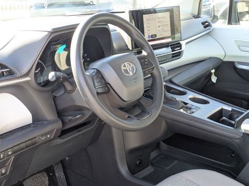 Used 2025 Toyota Sienna LE image 14