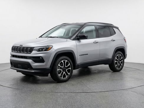 Used 2025 Jeep Compass Trailhawk image 3