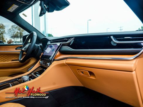 Used 2025 Jeep Grand Cherokee L Summit w/ Advanced Protech Group IV image 19