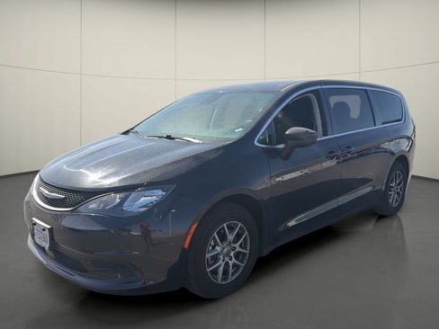 Used 2023 Chrysler Voyager LX FWD image 3